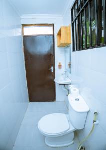 ダル・エス・サラームにあるBnV homesのバスルーム(トイレ、洗面台付)