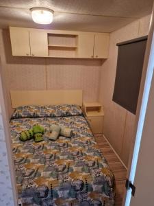 um quarto com uma cama com duas almofadas em Sunset Milfontes em Vila Nova de Milfontes