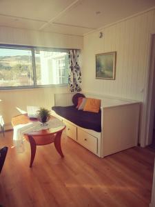 een slaapkamer met een bed en een tafel. bij Vertshuset Fannarheimr in Orkanger