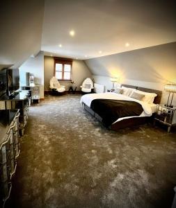 um quarto grande com uma cama e uma televisão em The Cottage @ The Vu em Torphichen