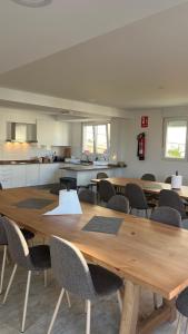 a room with tables and chairs and a kitchen at Albergue de Sonia in Finisterre