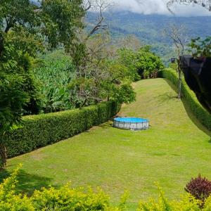 un gran campo con una tienda en el medio en Casa Campo alojamiento campestre para descanso en Calarcá Quindío, en Potosí