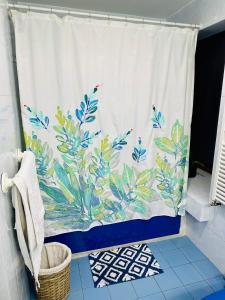 a shower curtain with a floral pattern in a bathroom at Descanso urbano in Santiago