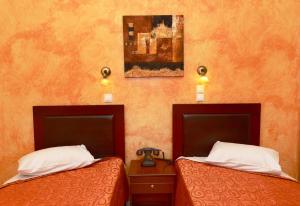 Postel nebo postele na pokoji v ubytování Pergamos Hotel