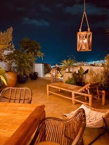 d'une terrasse avec tables et chaises et vue sur l'océan. dans l'établissement Costa Adeje Villa Private pool Panoramic Views, à Adeje