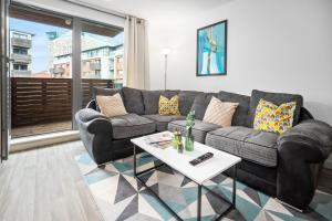 ein Wohnzimmer mit einem Sofa und einem Tisch in der Unterkunft Large City Centre Apartment - Balcony - Free Wifi & Netflix 85S in Birmingham