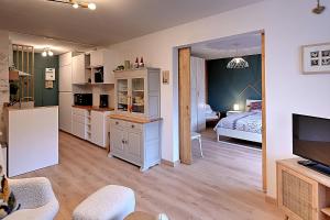 Il comprend un salon avec une cuisine et une chambre. dans l'établissement Moho des Oursons - Pistes de ski à 450m, à La Bresse
