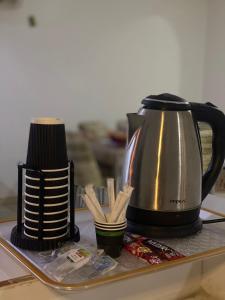 a tea kettle and some chopsticks on a tray at نجوم طابة الطيبة للشقق المخدومة in Al Jāmi‘ah