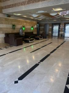 a large lobby with a dance floor in a building at نجوم طابة الطيبة للشقق المخدومة in Al Jāmi‘ah