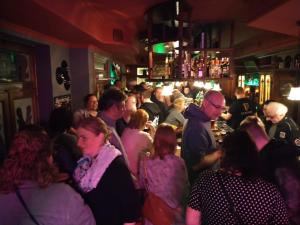 Une foule de gens autour d'un bar dans l'établissement Wieting´s Hotel, à Esens