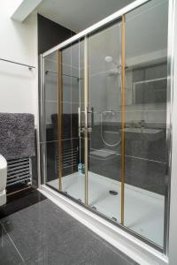 y baño con ducha de cristal y aseo. en Plymouth Hoe - Beautiful 5 Bedroom Victorian House - Central Location en Plymouth