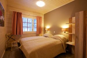 a bedroom with a bed and a window at Sallainen Panvillage in Salla