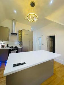 una cucina con piano di lavoro bianco in una camera di VIP penthouse own bathroom one bedroom on suite a Wolverhampton