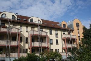 un immeuble d'appartements avec balcon sur le côté. dans l'établissement Schönes Apartment im Dachgeschoss in Mannheim Nahe Rheinauer See, à Mannheim