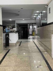 un pasillo vacío de un edificio con vestíbulo en Apartamento Moderno Centro RJ, en Río de Janeiro