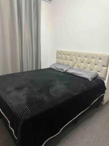 1 dormitorio con 1 cama grande con manta negra en Apartamento Moderno Centro RJ, en Río de Janeiro