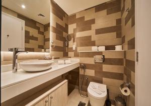 Phòng tắm tại First Class Apartments in Seven Palm with direct Access to the West Palm Beach and Nakheel Mall