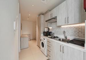 Nhà bếp/bếp nhỏ tại First Class Apartments in Seven Palm with direct Access to the West Palm Beach and Nakheel Mall