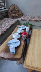 uma mesa com pratos e tigelas em cima em Manokur e Basa Hotel em Minapin