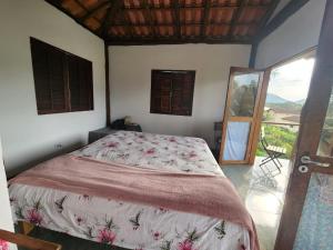a bedroom with a bed in a room at Casa da JUJU - Praia da Lagoinha - Ubatuba in Ubatuba