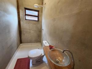 a bathroom with a sink and a toilet at Casa da JUJU - Praia da Lagoinha - Ubatuba in Ubatuba