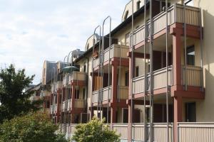 un immeuble d'appartements avec balcon sur le côté. dans l'établissement Schönes Apartment mit Balkon in Mannheim Nahe Rheinauer See, à Mannheim