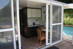 eine Küche mit Glasschiebetüren, die auf eine Terrasse führen in der Unterkunft Filippa in Eldenburg