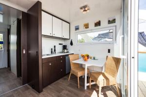 eine Küche und ein Esszimmer mit einem Tisch und Stühlen in der Unterkunft Filippa in Eldenburg