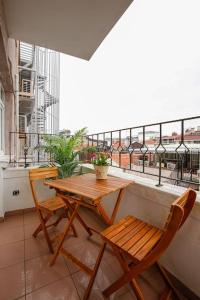 een tafel en 2 stoelen op een balkon met uitzicht bij Nişantaşı Ana Cadde Üzeri Aydınlık Büyük Daire in Istanbul