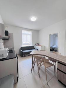 Η κουζίνα ή μικρή κουζίνα στο Sunshine Court Apartment No 4