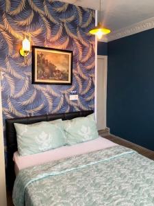 a bedroom with a bed with a painting on the wall at Ozdemir Pansiyon in Heybeliada