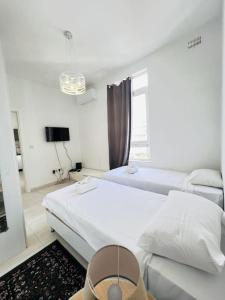 Ένα ή περισσότερα κρεβάτια σε δωμάτιο στο Sunshine Court Apartment No 4
