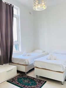 Ένα ή περισσότερα κρεβάτια σε δωμάτιο στο Sunshine Court Apartment No 4 +3 φωτογραφίες