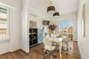 - une salle à manger blanche avec une table et des chaises blanches dans l'établissement Guest House Maison 6, à Lido di Ostia