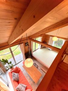 widok na salon w małym domku w obiekcie Gubo 里山ヴィレッジ 白木 w mieście Katsu’ura