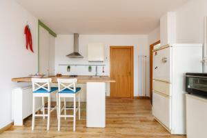 Una cocina con encimera y taburetes. en Italianway - Mazara City Center Family Apartments, en Mazara del Vallo