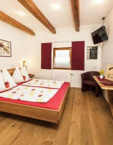 A bed or beds in a room at Winzerhof Agerlhof