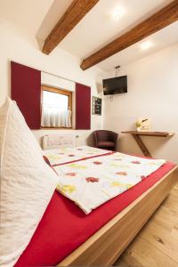 A bed or beds in a room at Winzerhof Agerlhof