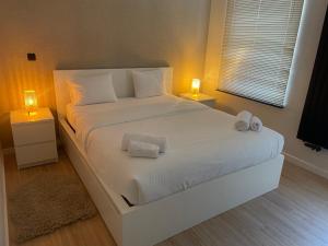 Postel nebo postele na pokoji v ubytování Camus Flats