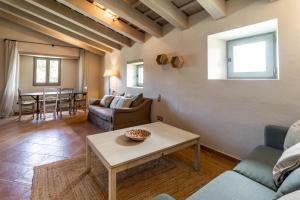 Ruang duduk di Masia exclusiva en el Baix Empordà