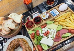 een tafel met brood en frietjes bij Black Palace Hotel in Istanbul
