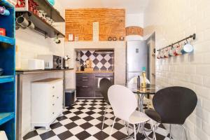 una cocina con suelo a cuadros en blanco y negro en LD Apartments Alfama, en Lisboa