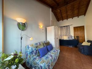 a living room with a couch and a lamp at Casa Rio Cubas in Cubas