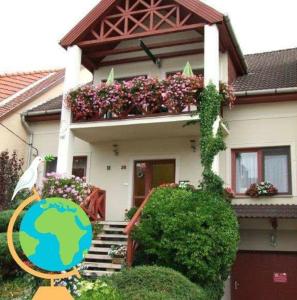 une maison avec des boîtes de fleurs au-dessus dans l'établissement Siesta Vendégház, à Eger