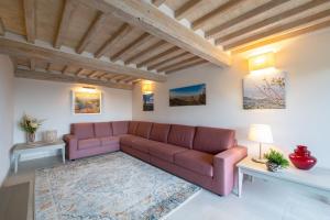 ein Wohnzimmer mit einer Couch und einem Teppich in der Unterkunft Villa Luana in Cortona