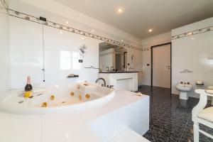 een witte badkamer met een bad en een toilet bij Villa Pescara in Pescara