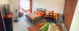 Un dormitorio con una cama y una mesa. en Residencia Estudiantil CASA TANGO, en Santa Cruz de la Sierra