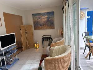 Televízia a/alebo spoločenská miestnosť v ubytovaní 7Appt, TERRASSE ,Vélo , Plages & port à proximité , idéalement bien Situé, Dernier étage