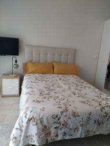 um quarto com uma cama com colcha floral em LUNA VERDE apartamento centro con parking em Oviedo