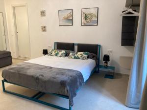 a bedroom with a bed with a blue frame at Pae veciu camera privata con bagno in Monterosso al Mare